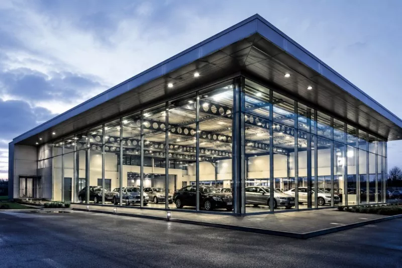 Hvorfor er det store spændvidde design den centrale fordel ved konstruktion af biludstillingslokaler med stålstel?