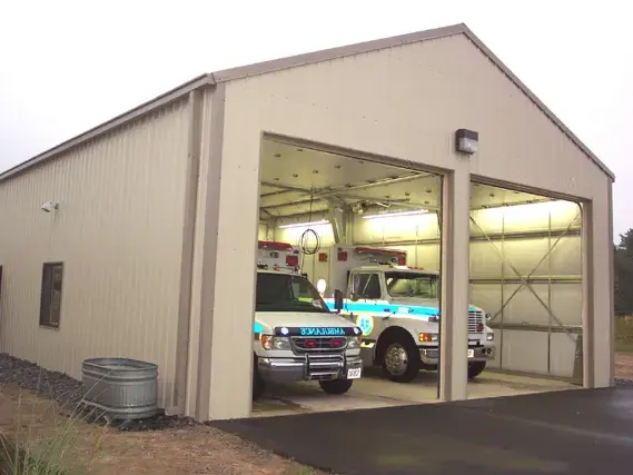 Ambulancegaragebygning af stålramme